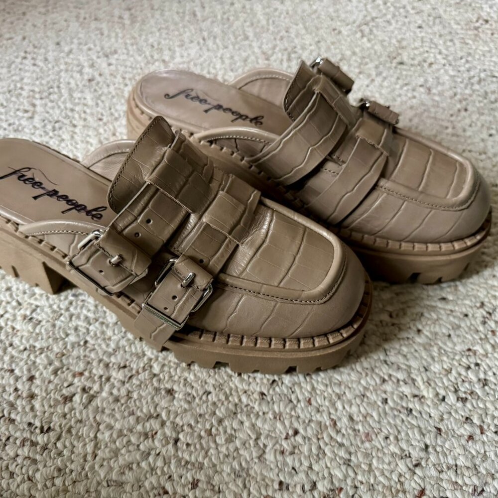 Free People Lyra tan leather croc embossed mule loafers, women's size 6.5